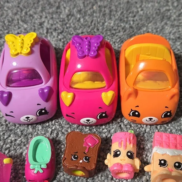 Shopkins Colorful Toy Set with 3 Cars (22 total pieces) - Picture 2 of 3